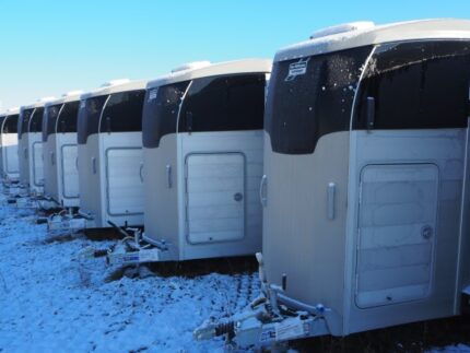 Ifor Williams HBX 506 Silber mit Sattelkammer, Polsterung und drittem Bremslicht